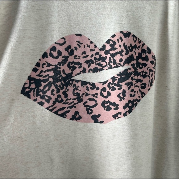 Wildfox women’s Leopard Lips Kiss oversized pullover crewneck Sweatshirt - Picture 5 of 6